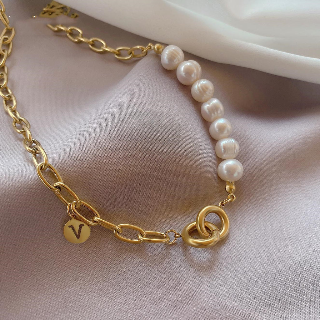 V Letter Classic Pearl Necklace