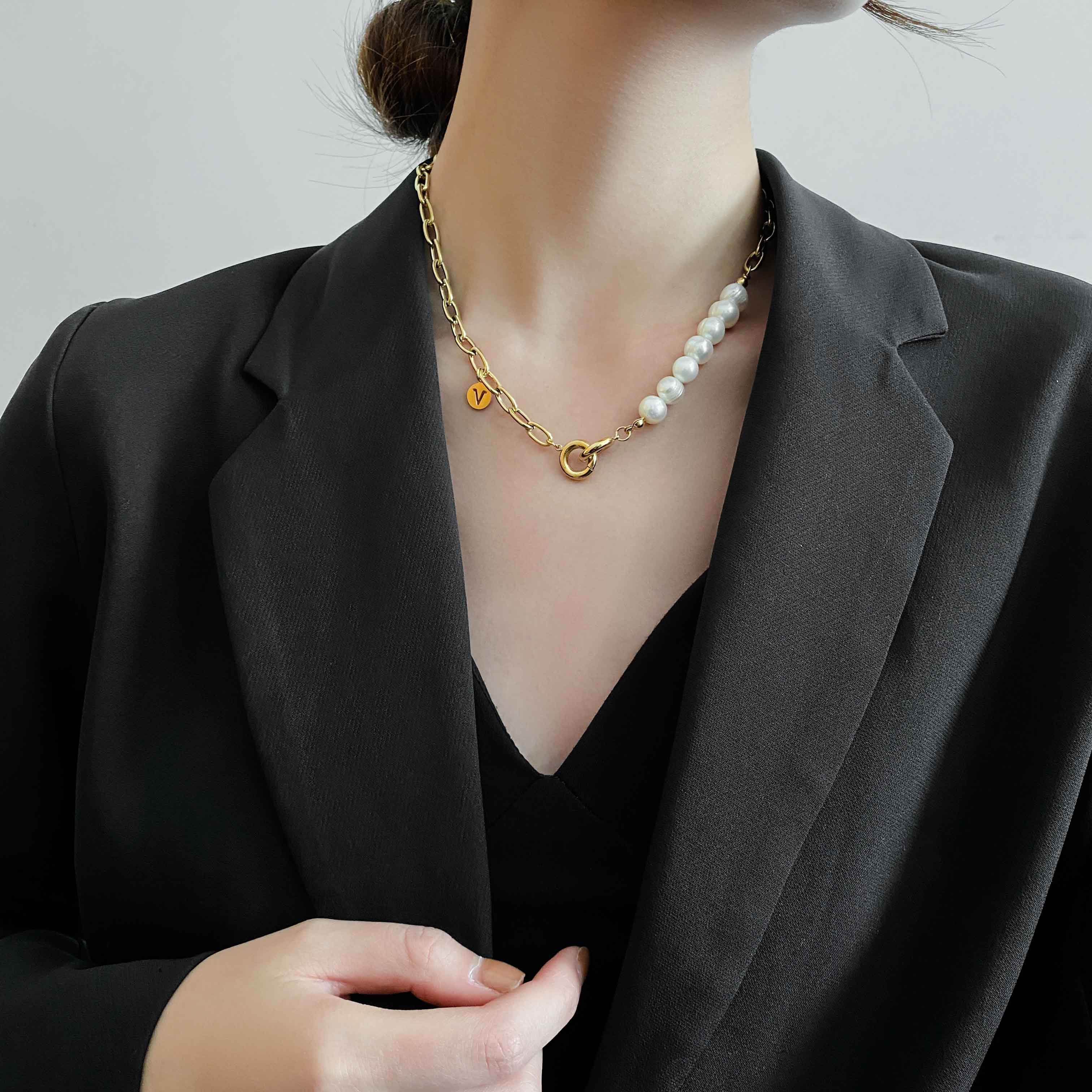 V Letter Classic Pearl Necklace