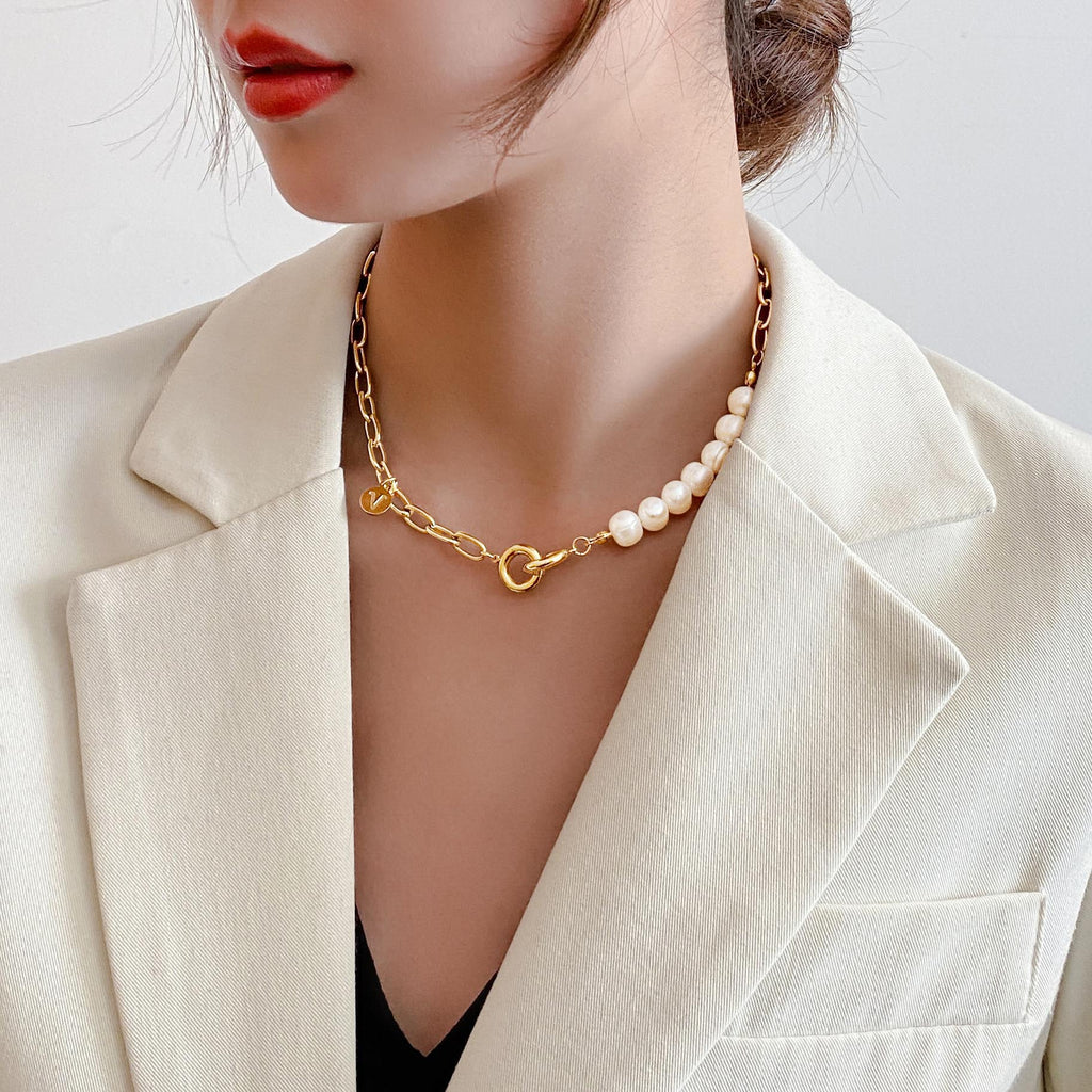V Letter Classic Pearl Necklace