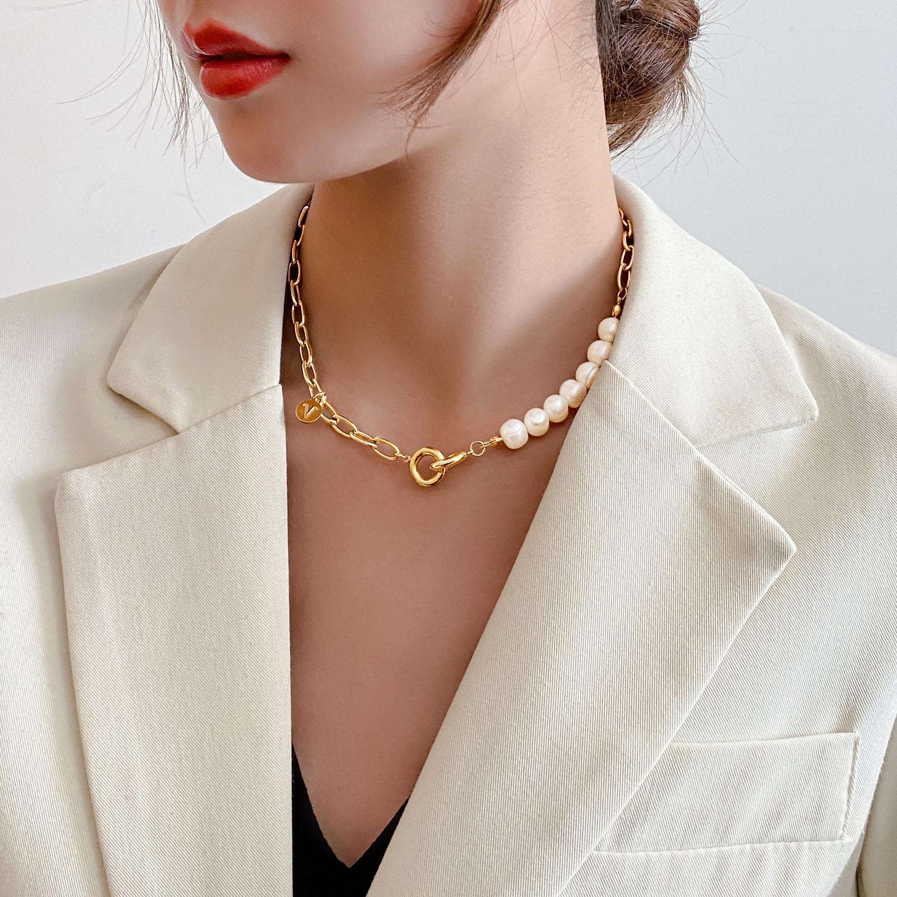 V Letter Classic Pearl Necklace